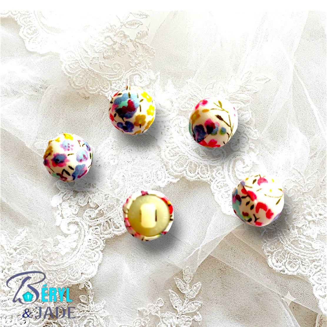 Lot de cinq Boutons Boule tissu Liberty 12 mm